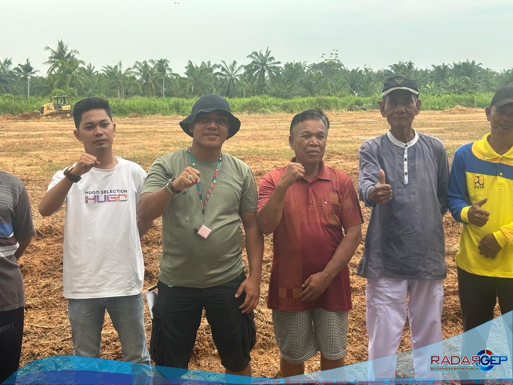 Tribun Lapangan Bola Kaki Di Punak Meranti Dibersihkan